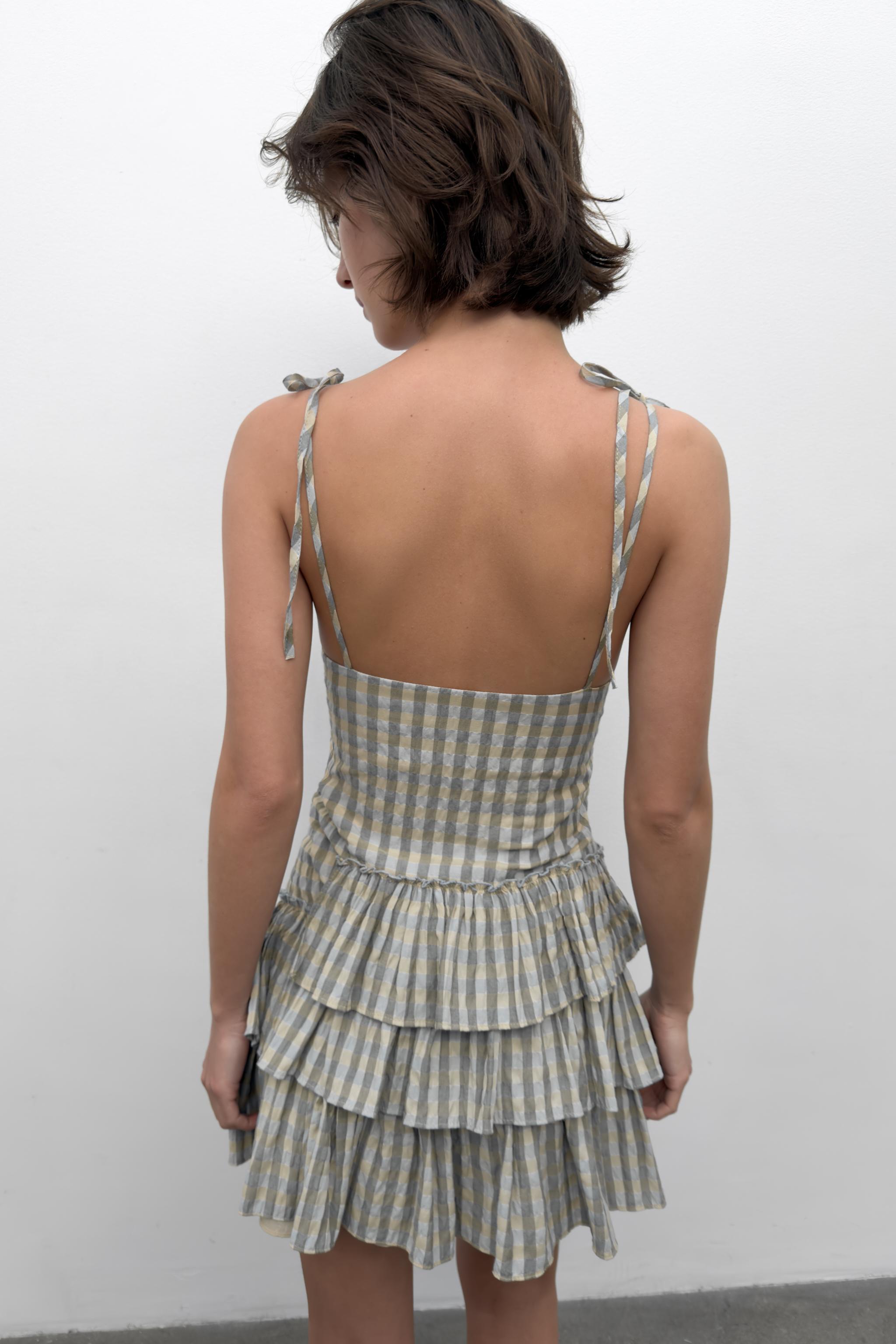 ROBE COURTE À CARREAUX ET VOLANTS